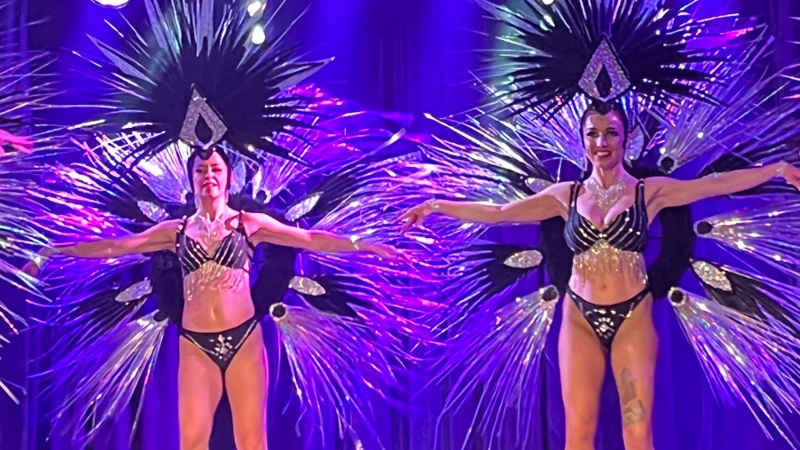 Danseuses Cabaret La Plume Rouge